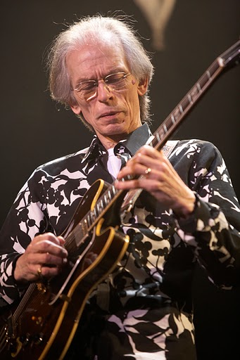 steve howe yes closeup 02-08-2010.jpg